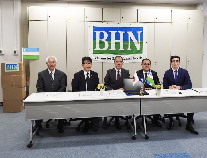 パソコン贈呈合意書調印式関係者一同の写真