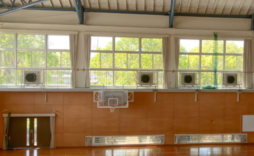 学校屋内運動場にスポット型空調設備を設置している写真