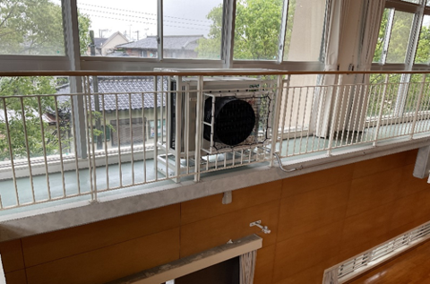 学校屋内運動場にスポット型空調設備の拡大写真